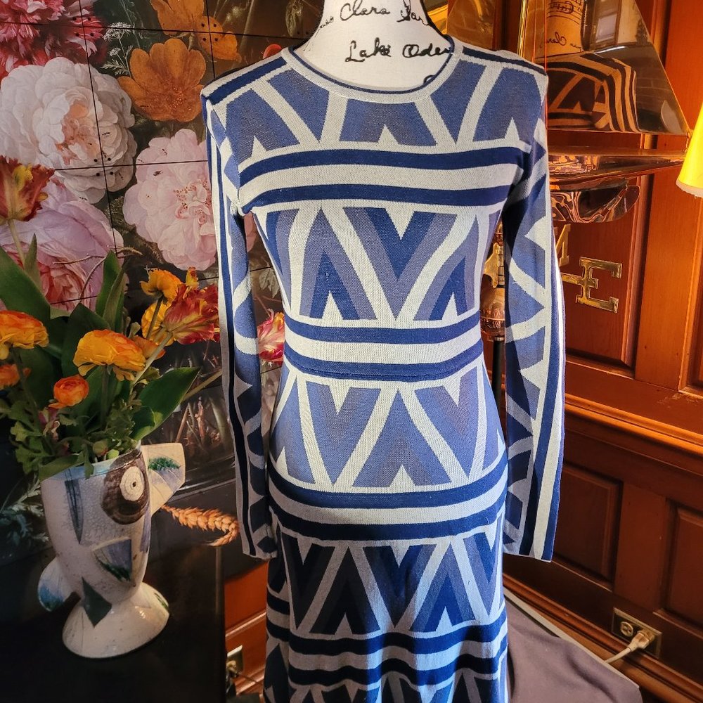 BCBGMaxAzria Knit, A-Line, Blue/Grey Dress with fun geometric pattern, XS